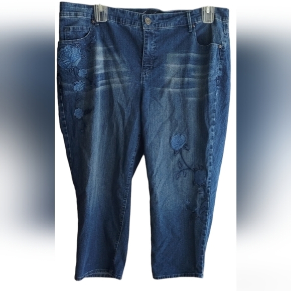 Gloria Vanderbilt capri all around slimming jean capri with roses flowers - Picture 1 of 5
